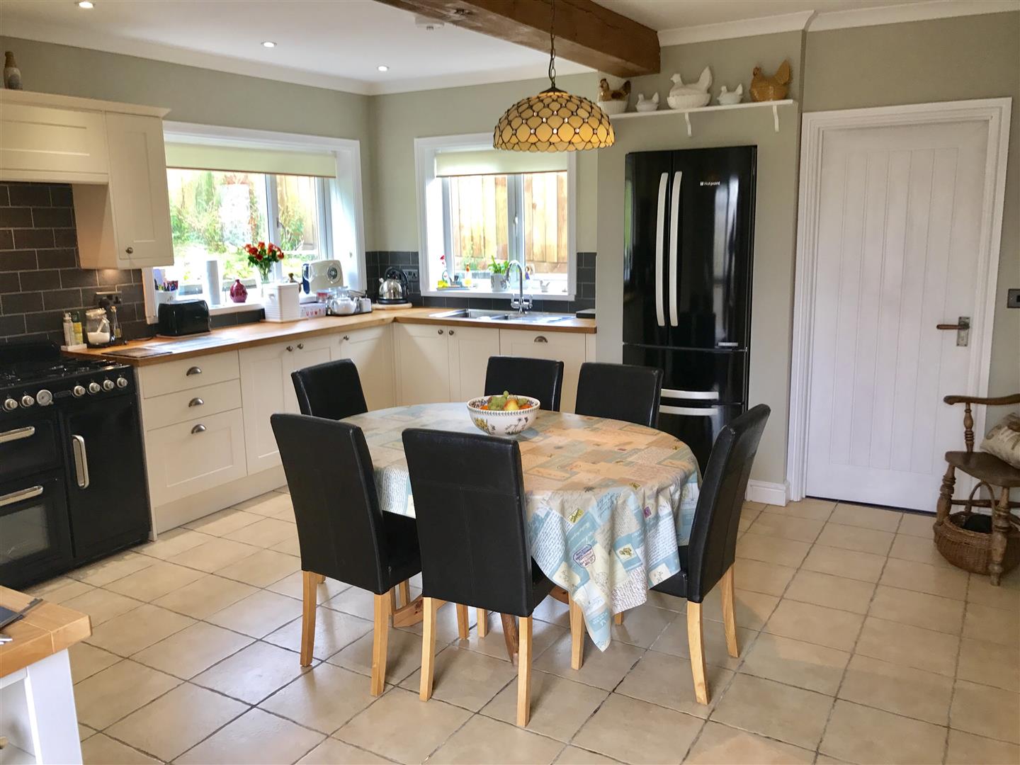 KITCHEN/LIVING ROOM